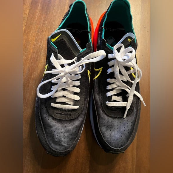 Size 10 Mens Nike Waffle One Shoes Black Yellow Strike Crimson DM9049-001 - Picture 3 of 9